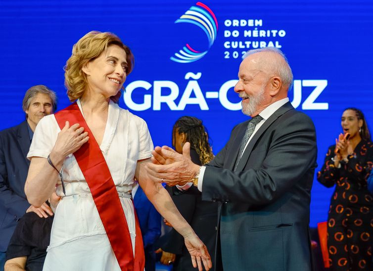 A atriz Fernanda Torres e o Presidente da República, Luiz Inácio Lula da Silva,  durante a cerimônia de Entrega da Ordem do Mérito Cultural, no Palácio Gustavo Capanema. Rio de Janeiro - RJ.