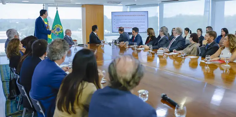 Brasília (DF), 19/05/2025 - Presidente da República, Luiz Inácio Lula da Silva, durante reunião com ministro da Educação, Camilo Santana, para assinatura do Decreto da Nova Política de Educação a Distância (EaD). Palácio do Planalto. Foto: Ricardo Stuckert/PR