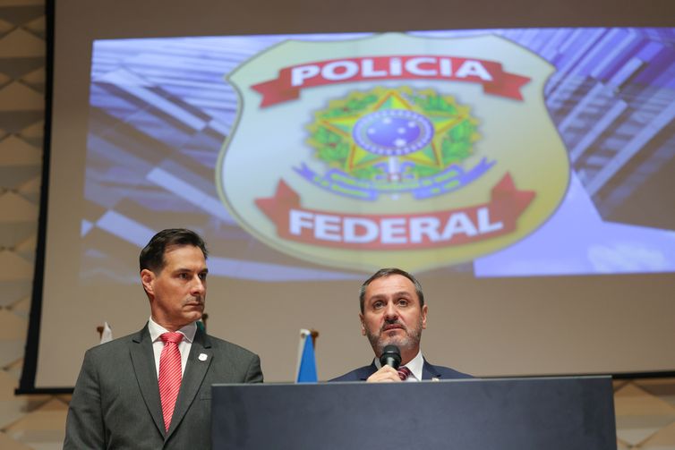 Agência Brasil Brasília, DF 17/05/2025 - O diretor geral da Polícia Federal, Andrei Rodrigues, acompanhado do chefe do escritório da Interpol no Brasil, delegado Fabio Mertens, durante coletiva sobre prisão de brasileiro integrante de facção criminosa em Santa Cruz de la Sierra, na Bolívia. Foto: Fabio Rodrigues-Pozzebom/ Agência Brasil