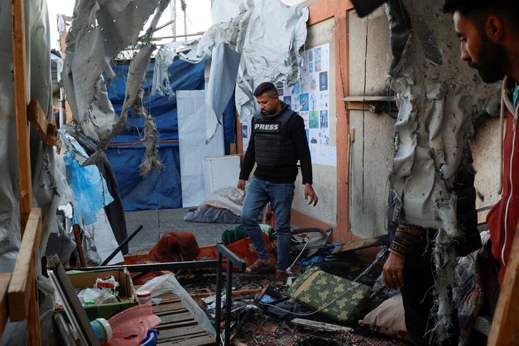 Barraca que abrigava jornalistas é alvo de ataque israelense em Khan Younis, sul de Gaza
 7/4/2025   REUTERS/Hatem Khaled