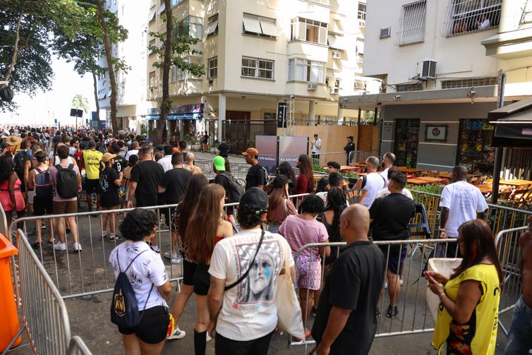 Tomaz Silva/Agência Brasil Rio de Janeiro (RJ), 03/05/2025 – Público enfrenta fila para acesso ao local do show da Lady Gaga na praia de Copacabana, na zona sul do Rio de Janeiro. Foto: Tomaz Silva/Agência Brasil
