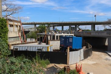 Porto Alegre (RS), 01/05/2025 – Uma das 14 comportas e casa de bomba de drenagem de água, que cercam o rio Guaíba em manutenção. Ha um ano o estado foi atingido por temporais que afetou mais de 400 municípios gaúchos, tiveram bairros inteiros alagados. A maior tragédia climática da história, deixou pelo menos 147 mortos e afetou mais de 2,1 milhões de pessoas.
Foto: Joédson Alves/Agência Brasil