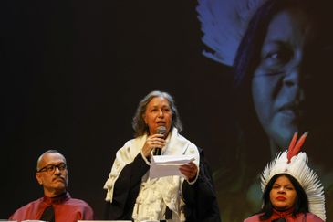 Rio de Janeiro (RJ) 28/05/2025 - A reitora da Uerj, Gulnar Azevedo e Silva (c), discursa durante entrega título de Doutora Honoris Causa a ministra dos povos indígenas, Sonia Guajajara
Foto: Tânia Rêgo/Agência Brasil