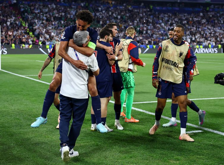 REUTERS/Kai Pfaffenbach/Proibida reprodução Soccer Football - Champions League - Final - Paris St Germain v Inter Milan - Allianz Arena, Munich, Germany - May 31, 2025
Paris St Germain's Khvicha Kvaratskhelia celebrates scoring their fourth goal with teammates REUTERS/Kai Pfaffenbach
