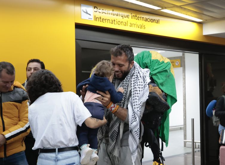 Paulo Pinto/Agência Brasil São Paulo (SP), 13/06/2025. O ativista Thiago Ávila durante a sua chegada no aeroporto de Guarulhos, após ser preso e deportado pelo exército israelense ao tentar desembarcar em Gaza. Foto: Paulo Pinto/Agência Brasil