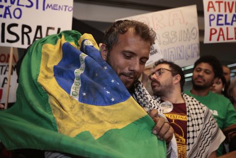 Paulo Pinto/Agência Brasil São Paulo (SP), 13/06/2025. O ativista Thiago Ávila durante a sua chegada no aeroporto de Guarulhos, após ser preso e deportado pelo exército israelense ao tentar desembarcar em Gaza. Foto: Paulo Pinto/Agência Brasil