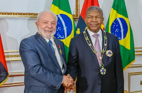 Ricardo Stuckert/PR Luanda, Angola, 25.08.2023 - Presidente da República, Luiz Inácio Lula da Silva, durante a cerimônia de condecoração com a Ordem Dr. António Agostinho Neto, e do Presidente João Lourenço com a Ordem Nacional do Cruzeiro do Sul, no Palácio Presidencial de Angola. Luanda - Angola. Foto: Ricardo Stuckert / PR