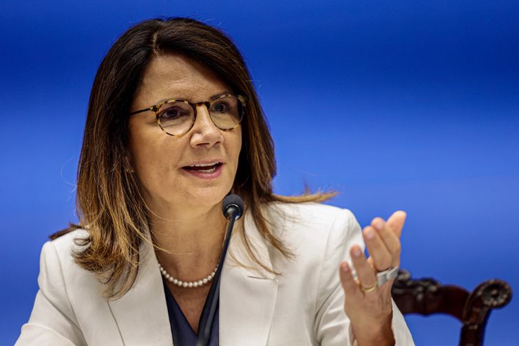 Brasília, (DF) 10/03/2025 - A secretária Nacional de Mudança do Clima do Ministério do Meio Ambiente e Mudança do Clima e Diretora-Executiva (CEO) da COP30, Ana Toni, e o secretário de Clima, Energia e Meio Ambiente do Ministério das Relações Exteriores e Presidente da COP30, Embaixador, André Corrêa do Lago (Fora de quadro), durante coletiva sobre o lançamento da Carta da Presidência da COP30. 
Foto: Fabio Rodrigues-Pozzebom/Agência Brasil