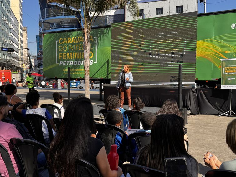 Rio de Janeiro (RJ), 17/06/2025 - Ex-jogadora Duda Luizelli fala para o público em evento da Caravana do Futebol Feminino Petrobras. Foto: Liana Brazil/Divulgação