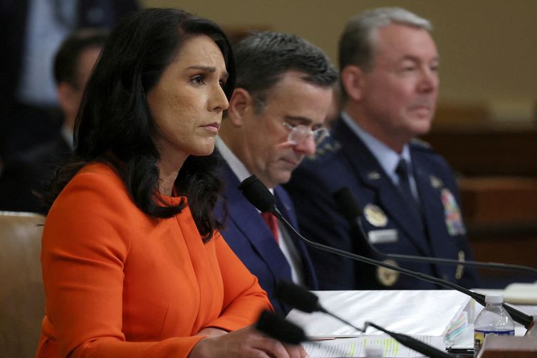REUTERS/Leah Millis/Proibida reprodução FILE PHOTO: Director of National Intelligence (DNI) Tulsi Gabbard, CIA Director John Ratcliffe and U.S. Air Force Lt. General and Director of the Defense Intelligence Agency (DIA) Jeffrey Kruse attend a House Intelligence Committee hearing about worldwide threats, on Capitol Hill in Washington, D.C., U.S., March 26, 2025. REUTERS/Leah Millis/File Photo