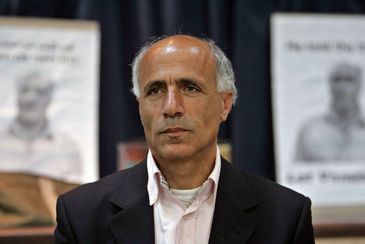 Israeli nuclear whistleblower Mordechai Vanunu speaks during a meeting with a delegation of activists from the International Campaign to Free Vanunu, in the eastern part of Jerusalem April 18, 2005. Vanunu went on trial on Tuesday accused of violating terms of his release from prison by talking to foreign reporters and trying to visit the West Bank. Vanunu, 50, was released last April after serving an 18-year term for spilling secrets about the Dimona nuclear reactor to a British newspaper. REUTERS/Ammar Awad  OP/VP
