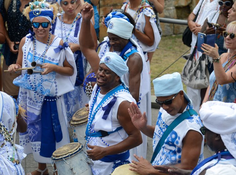 Tomaz Silva/Agência Brasil Rio de Janeiro - Devotos participam de festa de Iemanjá, no centro da capital fluminense (Tomaz Silva/Agência Brasil)