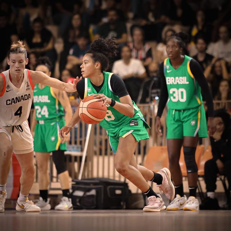 A aramdora Bella Nascimento (com a bola na foto) foi a cestinha do amistoso Brasil x Canadá, o último antes da estreia da seleção no AmeriCupW - em 22/06/2025