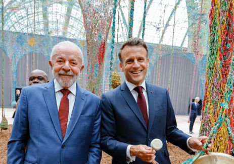 Paris, 06/06/2025 - Presidente da República, Luiz Inácio Lula da Silva, durante visita à exposição “Nosso Barco Tambor Terra”, de Ernesto Neto, na companhia do Presidente da República Francesa, Emmanuel Macron, no Grand Palais. Foto: Ricardo Stuckert/PR