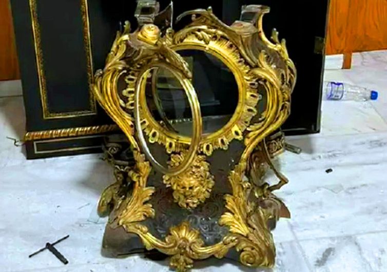 - Imagens de câmeras de segurança mostram relógio do século XVII sendo destruído por manifestante golpista.