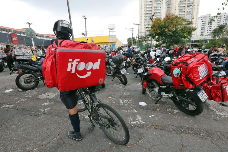 São Paulo (SP), 31/03/2025 - Entregadores de aplicativos de delivery em greve fazem manifestação na frente a sede do iFood em Osasco. Foto: Paulo Pinto/Agência Brasil