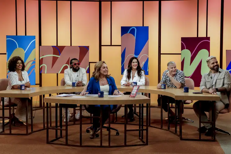 Rio de Janeiro (RJ), 27/02/2024 - Bastidores da estreia do programa Sem Censura, com Cissa Guimarães, na TV Brasil, com Cláudia Raia, Miguel Falabella, Xande de Pilares, Luciana Barreto e Muka. Foto: Fernando Frazão/Agência Brasil