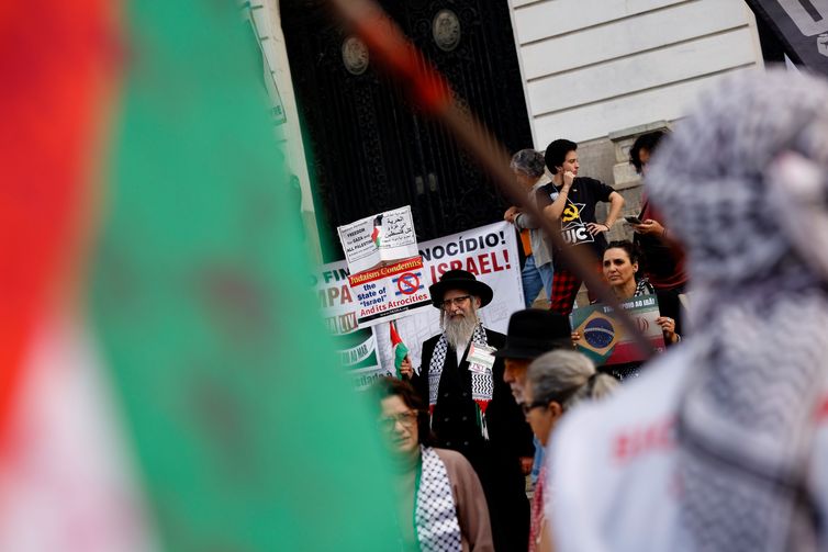 Rio de Janeiro (RJ), 07/07/2025 - Grupos ligados ao Comite de Solidariedade com a Luta do Povo Palestino fazem manifestação contra o genocídio do povo palestino na Faixa de Gaza e por uma Palestina livre, na Cinelândia, no centro da cidade.   Foto: Tânia Rêgo/Agência Brasil