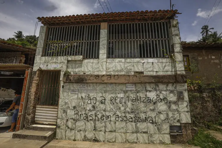 Maceió (AL) 17/12/2023 – Residência com placa de vende no bairro Flexal de Baixo, nas proximidades da mina n°18 da mineradora na lagoa de Mundaú.
Foto: Joédson Alves/Agência Brasil