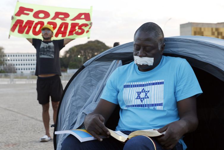 Bruno Peres/Agência Brasil Brasília (DF), 25/07/2025 - Deputado Hélio Lopes faz acampamento com uma barraca em protesto na Praça dos Três Poderes em frente ao STF. Foto: Bruno Peres/Agência Brasil