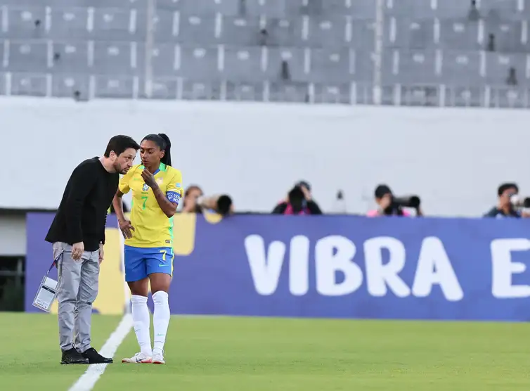 Técnico Arthur Elias conversa com atacante Kerolin - seleção brasileira feminina de futebol -  Copa América Feminina 2025 - Brasil 6 x 0 Bolívia - em 16/07/2025