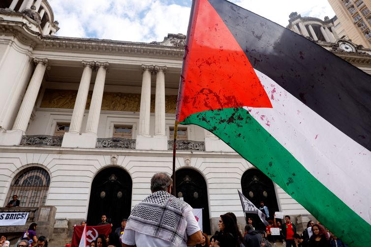 Rio de Janeiro (RJ), 07/07/2025 - Grupos ligados ao Comite de Solidariedade com a Luta do Povo Palestino fazem manifestação contra o genocídio do povo palestino na Faixa de Gaza e por uma Palestina livre, na Cinelândia, no centro da cidade.   Foto: Tânia Rêgo/Agência Brasil
