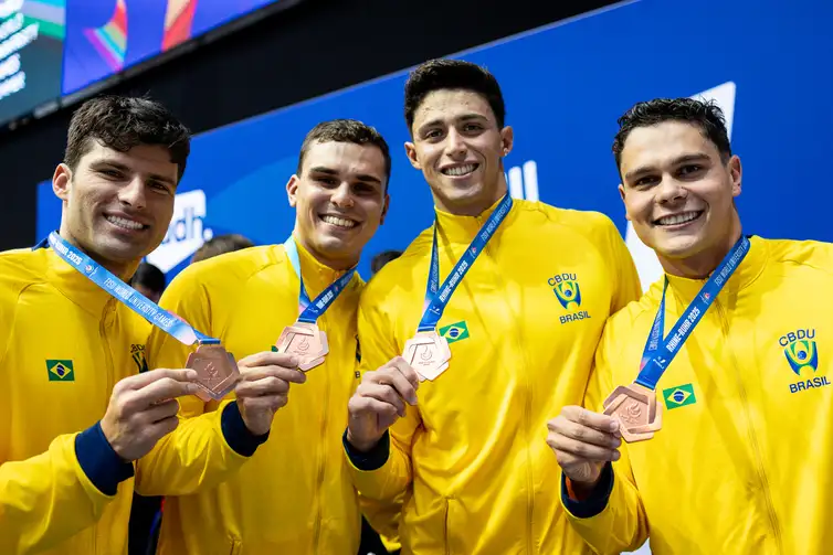 Bronze, primeira medalha do Brasil nos Jogos Mundiais Universitários - -  natação, revezamento -  na foto estão Lucas Peixoto, Pedro Buch, Kaique Alves e Vinícius Assunção - em 17/07/2025