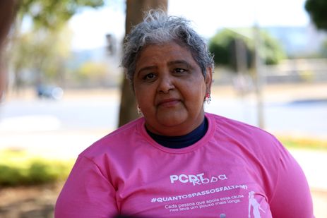 Brasília (DF), 09/07/2025 - Cintia Serafim participa de ato das integrantes da Federação Brasileira de Instituições Filantrópicas de Apoio à Saúde da Mama (FEMAMA) e pacientes oncológicas em frente ao Ministério da Saúde. O ato tem como objetivo sensibilizar a sociedade, a gestão pública e o Ministério para a importância de garantir o acesso a tratamentos para câncer de mama avançado e metastático no Sistema Único de Saúde (SUS). Foto: José Cruz/Agência Brasil