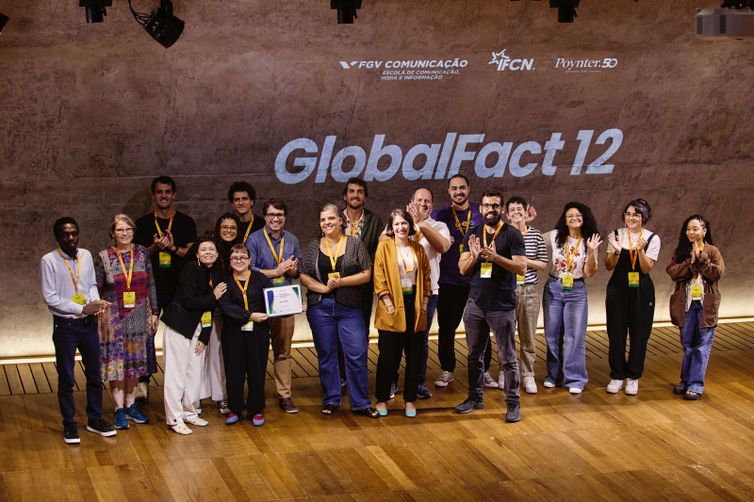 Rio de Janeiro (RJ), 20/07/2025 - Equipe de Aos Fatos recebe prêmio Global Fact Awards em evento no Rio de Janeiro.
Foto: Aos Fatos/Divulgação