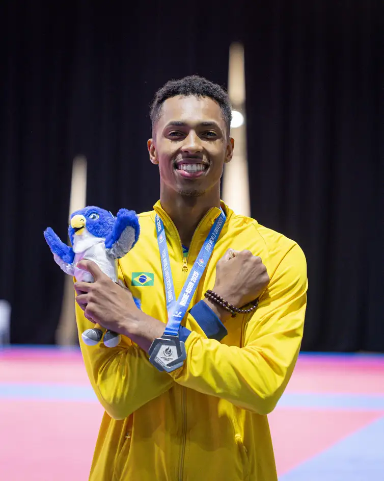 Vinicius Matos conquista prata na categoria 57 kg do taekwondo, nos Jogos mundiais universitários, em 21/07/2025