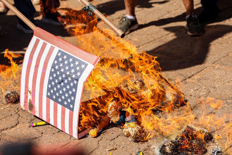 José Cruz/Agência Brasil Brasília (DF), 01/08/2025 - Movimentos sindicais e sociais protestam contra medidas econômicas do governo dos EUA contra o Brasil, na frente da embaixada americana em Brasília.
Foto: José Cruz/Agência Brasil