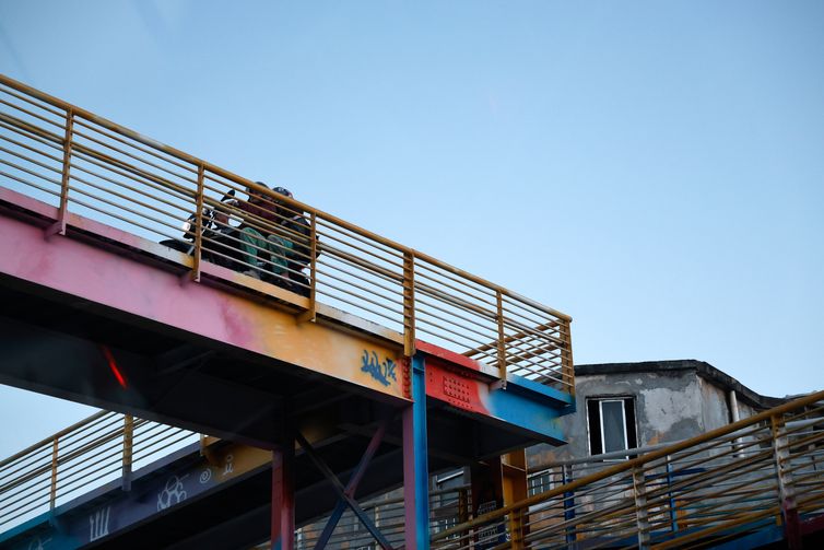 Rio de Janeiro (RJ), 25/06/2025 - Motociclista trafega pela passarela de pedestres na Avenida Brasil, zona norte da cidade.  Foto: Tânia Rêgo/Agência Brasil