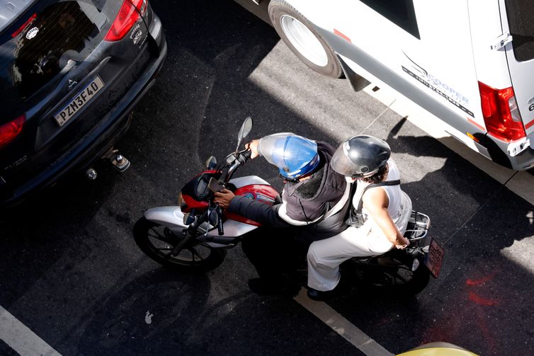 Tânia Rêgo/Agência Brasil Rio de Janeiro (RJ), 30/07/2025 - Motociclistas de aplicativos transitam pelas ruas do centro do Rio. Foto: Tânia Rêgo/Agência Brasil