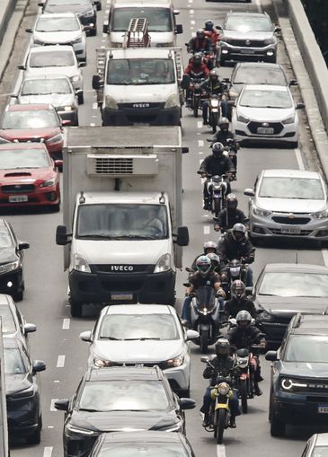 Paulo Pinto/Agência Brasil São Paulo (SP), 16/01/2025 - Aplicativo 99, lança serviço de Moto Taxi em São Paulo, contrariando norma da prefeitura que proíbe o serviço.
Foto: Paulo Pinto/Agência Brasil