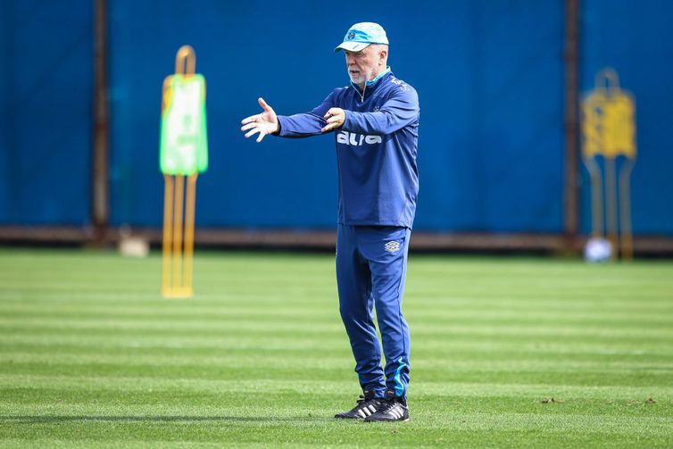Mano Menezes - técnico do Grêmio - em 01/08/2025