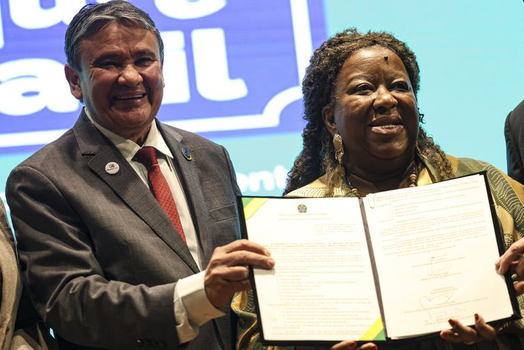 Brasília (DF), 06/08/2025 - O ministro do Desenvolvimento Social, Wellington Dias, e a ministra dos Direitos Humanos, Macaé Evaristo, durante o lançamento do programa “Aqui é Brasil”, operação humanitária coordenada pelo Ministério dos Direitos Humanos e da Cidadania (MDHC) para acolher, com dignidade, os brasileiros repatriados em situação de vulnerabilidade. Foto: Marcelo Camargo/Agência Brasil
