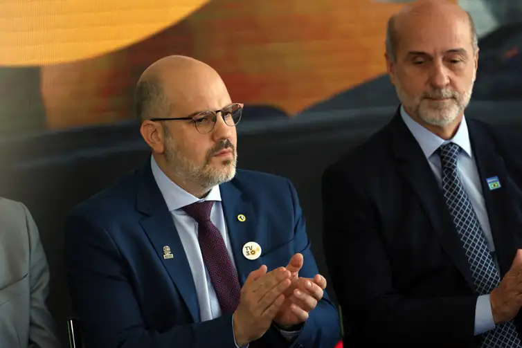 José Cruz/Agência Brasil Brasília (DF), 27/08/2025 - O presidente da EBC, André Basbaum, durante cerimônia de assinatura do decreto que regulamenta a TV 3.0 no no Palácio do Planalto. Foto: José Cruz/Agência Brasil