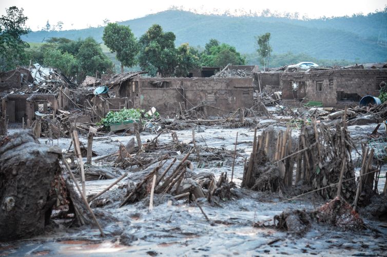 Mariana (MG) - Rompimento de duas barragens da mineradora Samarco na última quinta-feira (5). Em meio ao cenário de muita lama, barro e destruição, o que restou lembra uma cidade fantasma (Antonio Cruz/Agência Brasil)