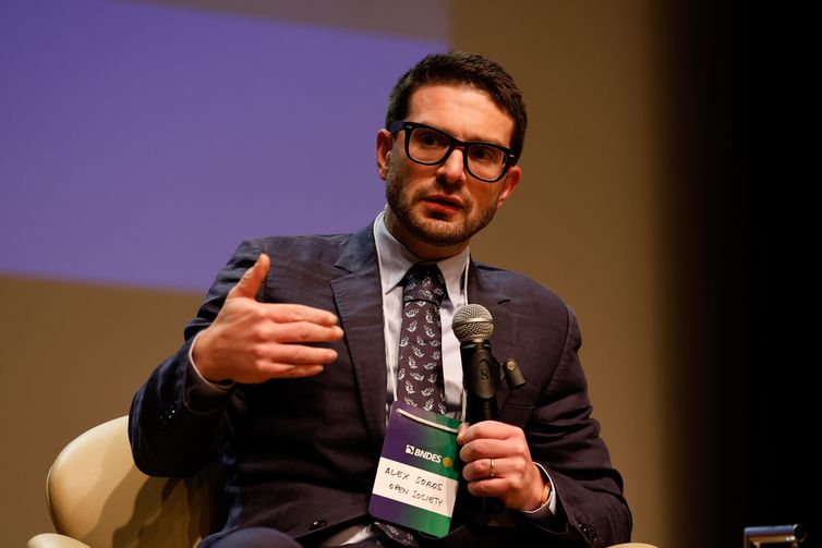 Tânia Rêgo/Agência Brasil Rio de Janeiro (RJ), 20/08/2025 - O presidente do Conselho da Open Society, Alex Soros, fala durante abertura do seminário Globalização, Desenvolvimento e Democracia, na sede do Banco Nacional de Desenvolvimento Econômico e Social (BNDES), centro da cidade. Foto: Tânia Rêgo/Agência Brasil