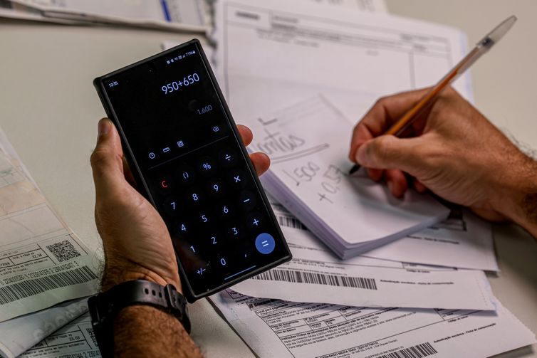 Joédson Alves/Agência Brasil Brasília (DF) 15/03/2024 – A partir de hoje (15) de março, parte da liquidação interbancária da cobrança do documento será feita no mesmo dia do pagamento
A novidade é mais um projeto de modernização feito pelo setor bancário na modalidade de boletos, que englobará 136 bancos e será mandatória. Com a mudança, se o cliente pagar o boleto até *às 13h30, o cobrador poderá receber o dinheiro no mesmo dia, dependendo do contrato que ele tenha com a sua instituição financeira. Se o pagamento for feito após *às 13h30, a liquidação ocorrerá no dia seguinte.
Foto: Joédson Alves/Agência Brasil