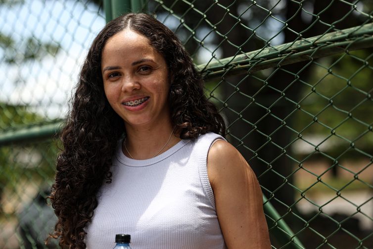 Marcelo Camargo/Agência Brasil Brasília (DF), 26/10/2025 - Marcela Silva Vaz aguarda a abertura dos portões para realização da Prova Nacional Docente. Foto: Marcelo Camargo/Agência Brasil