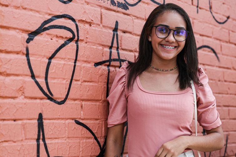 Marcelo Camargo/Agência Brasil Brasília (DF), 26/10/2025 - Maíra Santos aguarda a abertura dos portões para realização da Prova Nacional Docente. Foto: Marcelo Camargo/Agência Brasil