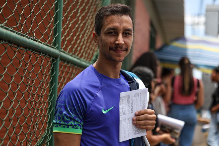 Marcelo Camargo/Agência Brasil Brasília (DF), 26/10/2025 - Diego Lima aguarda a abertura dos portões para realização da Prova Nacional Docente. Foto: Marcelo Camargo/Agência Brasil
