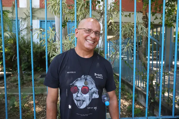 Tomaz Silva/Agência Brasil Rio de Janeiro (RJ), 26/10/2025 – O professor Vagner Casais Bastos em frente ao Colégio Estadual Julia Kubitschek para a realização Prova Nacional do Docente (PND), no centro do Rio de Janeiro. Foto: Tomaz Silva/Agência Brasil