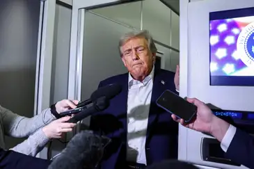 Reuters/Evelyn Hockstein/proibida reprodução Presidente dos EUA, Donald Trump, fala com jornalistas a bordo do avião presidencial Força Aérea Um
24/10/2025 Reuters/Evelyn Hockstein/Proibida reprodução