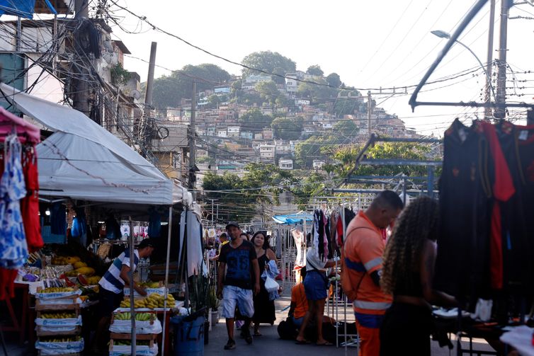 Tânia Rêgo/Agência Brasil Rio de Janeiro (RJ), 02/11/2025 - Feira na rua José Rucas, onde foram depositados os corpos dos mortos durante a Operação Contenção no Complexo da Penha, zona norte da cidade. Foto: Tânia Rêgo/Agência Brasil