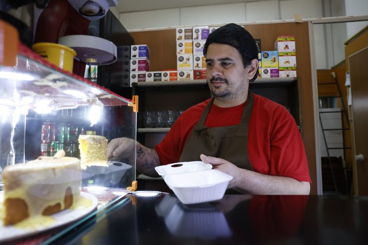 Fernando Frazão/Agência Brasil Rio de Janeiro (RJ), 12/01/2025 – Weksson Araújo atende cliente na Doceria Gulosinho, na Lapa. Novo decreto moderniza o Programa de Alimentação do Trabalhador (PAT) e traz novas regras ao sistema de vale-alimentação e vale-refeição. Foto: Fernando Frazão/Agência Brasil