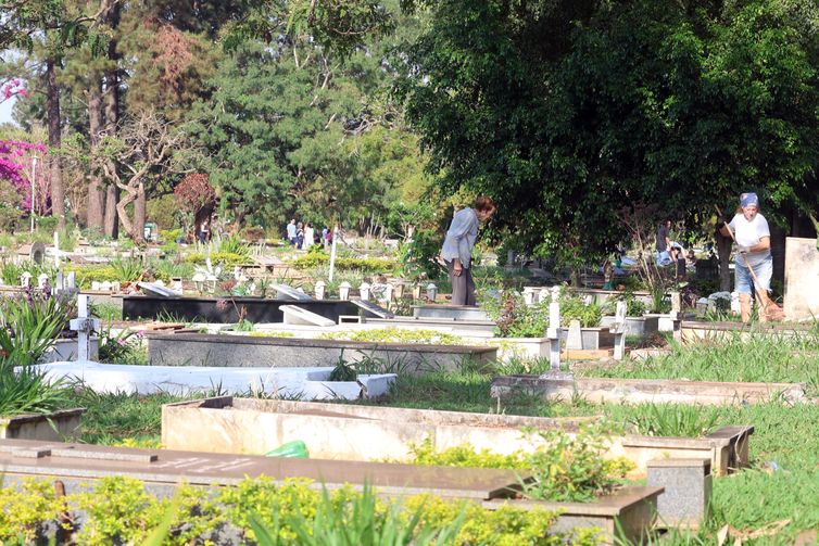 Valter Campanato/Agência Brasil Brasília (DF), 02/11/2025 - Pessoas visitam túmulos durante o dia de Finados, no cemitério Campo da Esperança. Foto: Valter Campanato/Agência Brasil