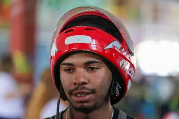 Brasília (DF) 12/12/2025 - Mobilização em Brasília no Dia Mundial de Combate à Aids oferece testagem rápida para HIV, distribuição de autotestes, orientações sobre ISTs e saúde sexual. O leiturista Josué de Santos, fala com a Agência Brasil.    Foto: Fabio Rodrigues-Pozzebom/ Agência Brasil