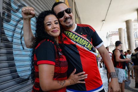 Fernando Frazão/Agência Brasil Rio de Janeiro (RJ), 30/11/2025 –Valéria Nunes Domingos e Eduardo Ferreira Henrique, torcedores do Flamengo, comemoram título da Copa Libertadores, no centro da cidade. Foto: Fernando Frazão/Agência Brasil